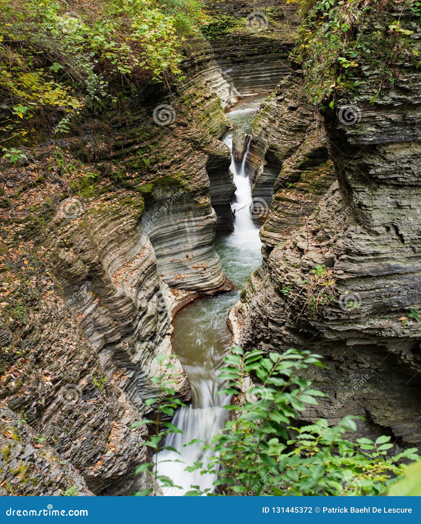 Cachoeira que conecta sobre Glen Gorge no vale de Watkins. Cachoeira que conecta sobre Glen Gorge em Watkins Glen State Park