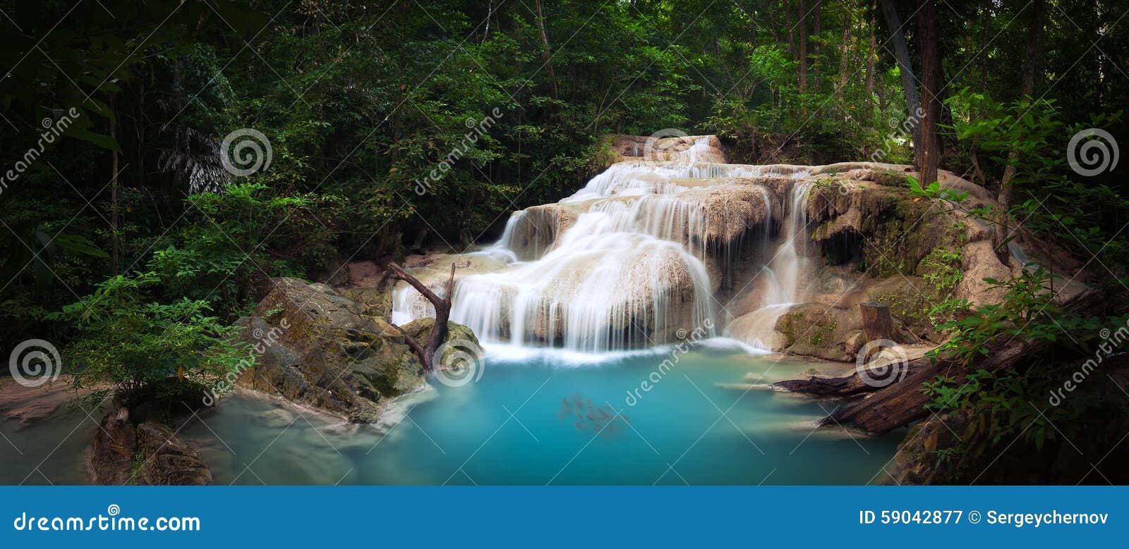 Uma cachoeira na floresta com um fundo verde