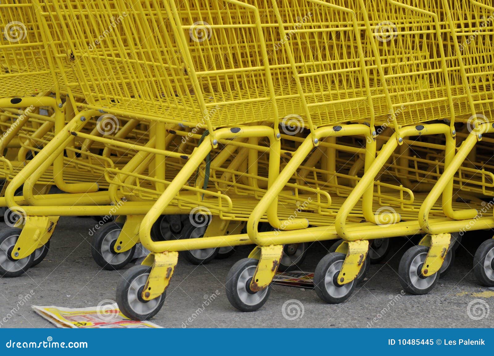Caddies jaunes image stock. Image du panier, achats, détail 10485445