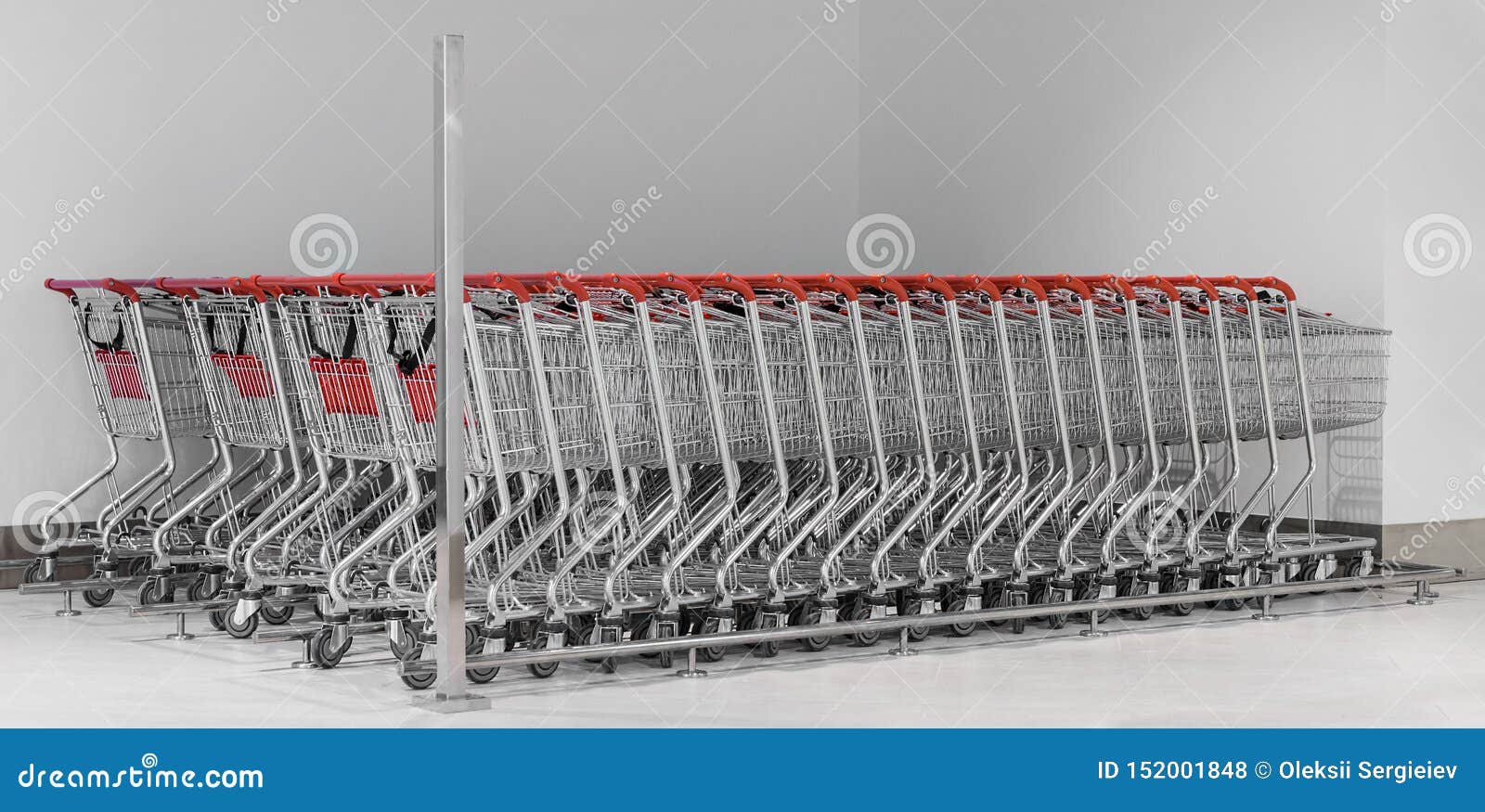Caddies sur un parking photo stock. Image du métal, ville 152001848