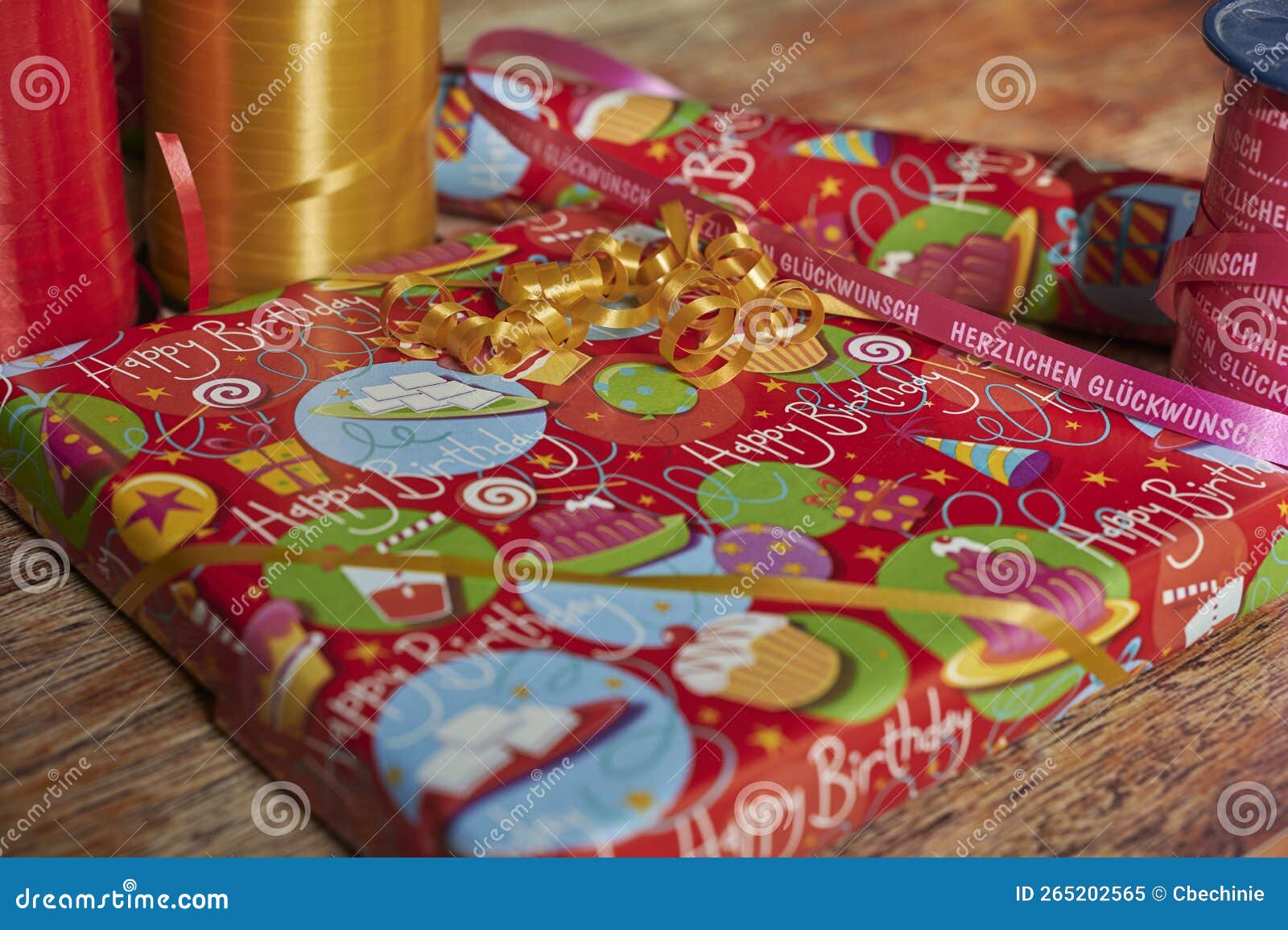 Cadeau D'anniversaire Emballé Avec Du Matériel D'emballage Sur Une Table En  Bois Image stock - Image du heureux, accessoires: 265202565