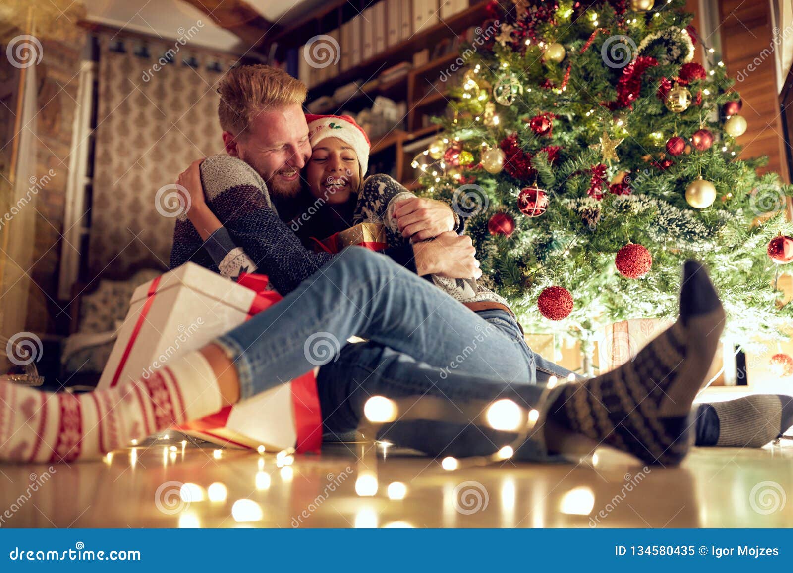 Couple Avec Cadeaux à Noël. Image stock - Image du donner