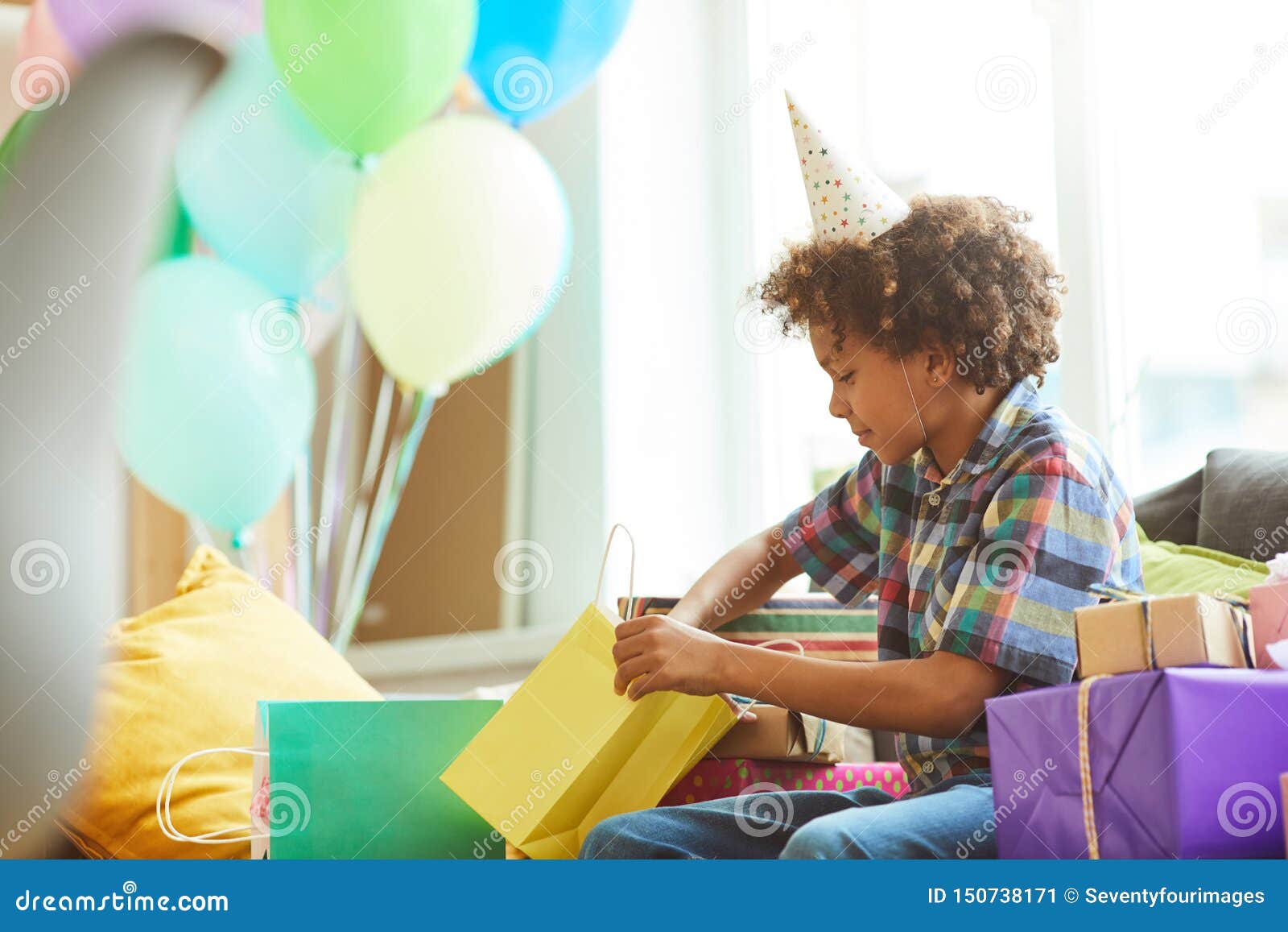 Cadeaux D Anniversaire Afro Americains D Ouverture De Garcon Image Stock Image Du Afro Ouverture Cadeaux D Anniversaire Afro Americains D Ouverture De Garcon Image Stock Image Du Afro Ouverture