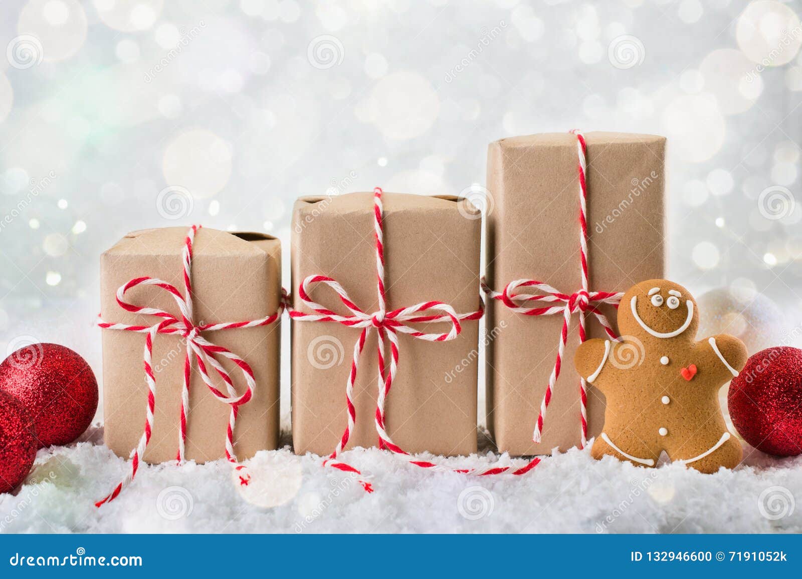 Cadeaux De Noël D'emballage Trois Boîte-cadeau De Noël Enveloppés En Papier  D'emballage Attaché Avec De La Ficelle Rouge Et Blanc Photo stock - Image  du conception, carte: 132946600
