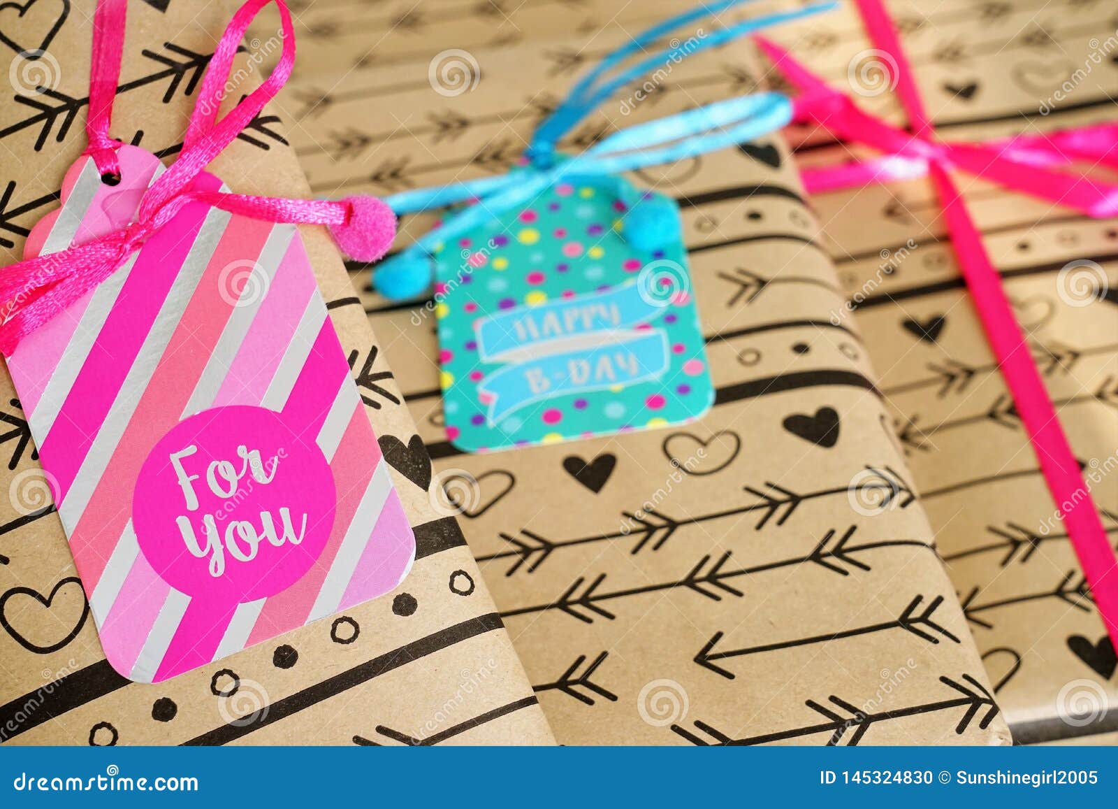 Cadeaux Enveloppes En Papier Pour L Anniversaire Photo Stock Image Du Anniversaire Enveloppes Cadeaux Enveloppes En Papier Pour L Anniversaire Photo Stock Image Du Anniversaire Enveloppes