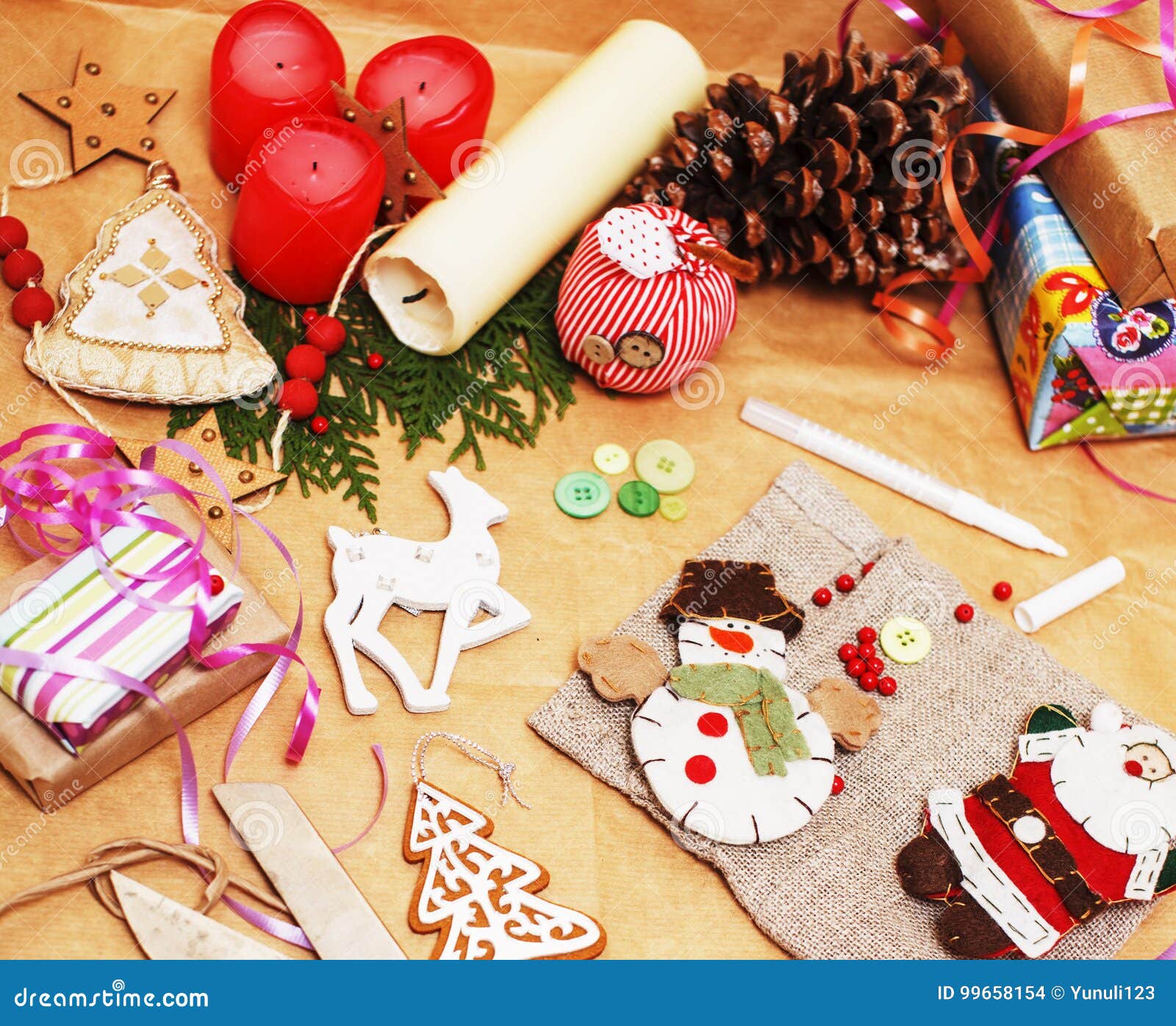 Cadeaux Faits Main De Noel Dans Le Desordre Avec Des Jouets Bougies Sapin Ruban Vintage En Bois De Cone D Arbre Vue De Carte Photo Stock Image Du Arbre Vintage Cadeaux Faits Main De Noel Dans Le Desordre Avec Des Jouets Bougies Sapin Ruban Vintage En Bois De Cone D Arbre Vue De Carte Photo Stock Image Du Arbre Vintage