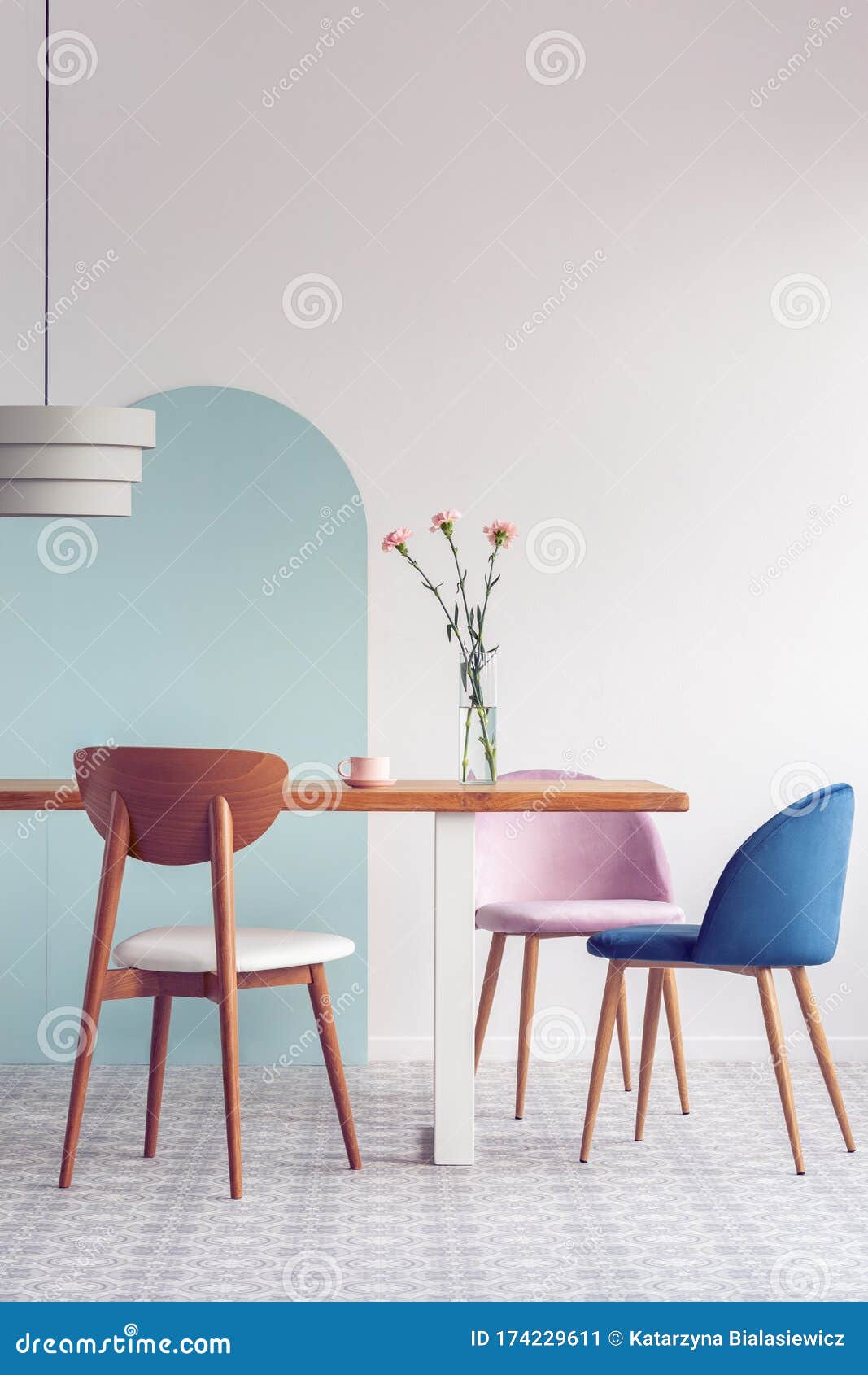 Cadeiras cor-de-rosa pastel estilosas e azuis a gasolina em mesas de madeira compridas em salão de jantar brilhante