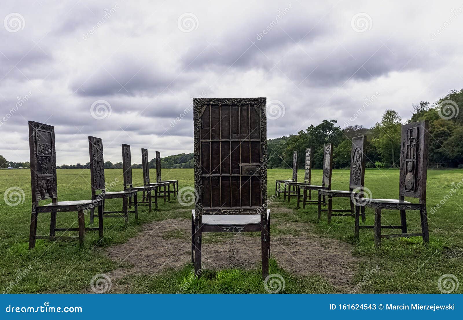 12 Cadeiras De Bronze - Jurors Artwork by Hew Locke in Runnymede ...