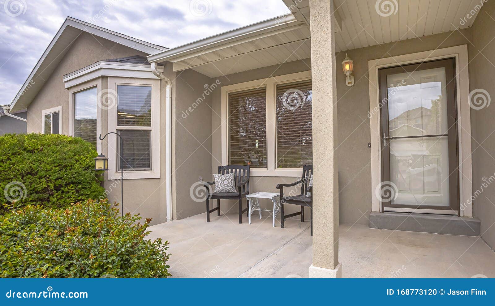 Fechar O Exterior De Uma Casa Com Janelas Cinzentas Escuras De Baía E  Flancos De Madeira Foto de Stock - Imagem de tapume, cinzento: 253244860