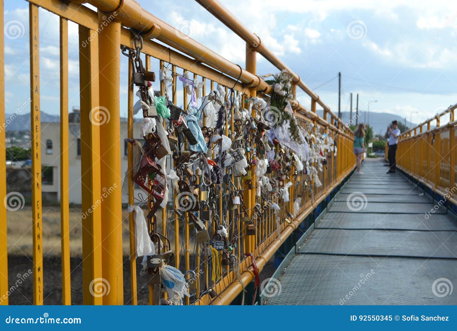 cadenas en un puente