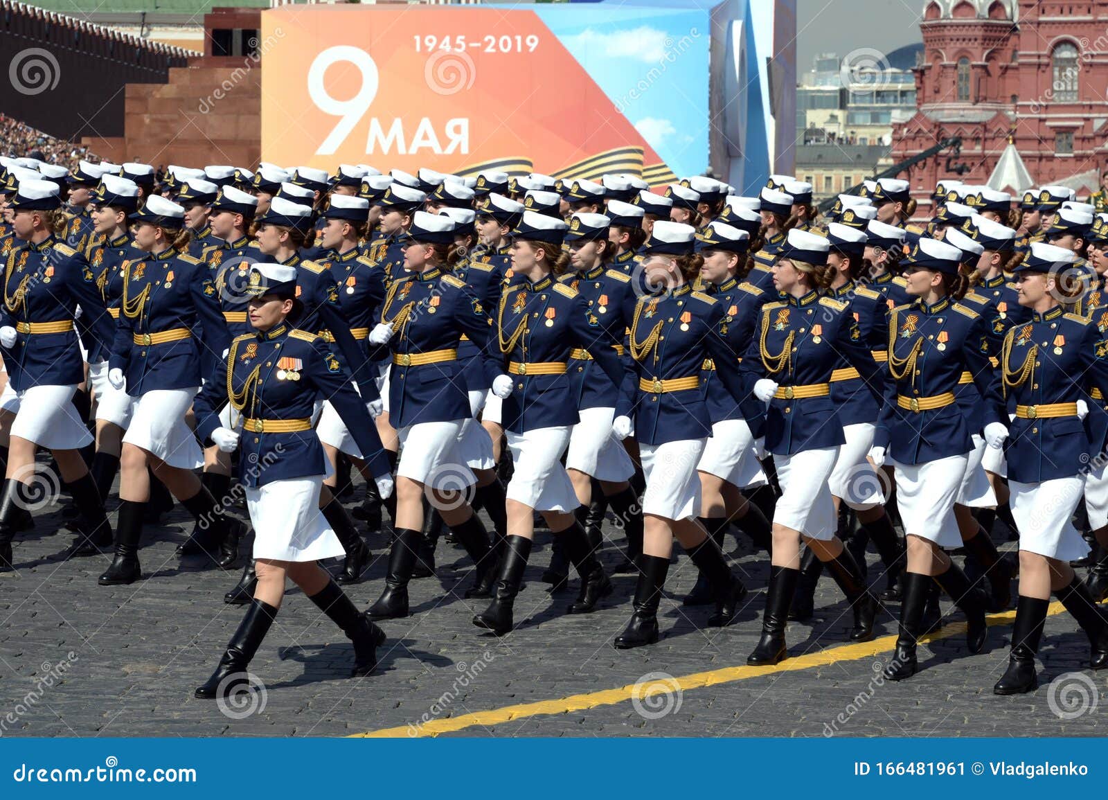 Cadetes de la Academia Militar de Defensa Aeroespacial de la Academia Militar del Espacio en el ensayo general del desfile en r. MOSCÚ, RUSIA - 7 DE MAYO DE 2019: Cadetes de la Academia Militar de Defensa Aeroespacial de la Academia Militar del Espacio en el ensayo general del desfile en la plaza roja en honor del Día de la Victoria