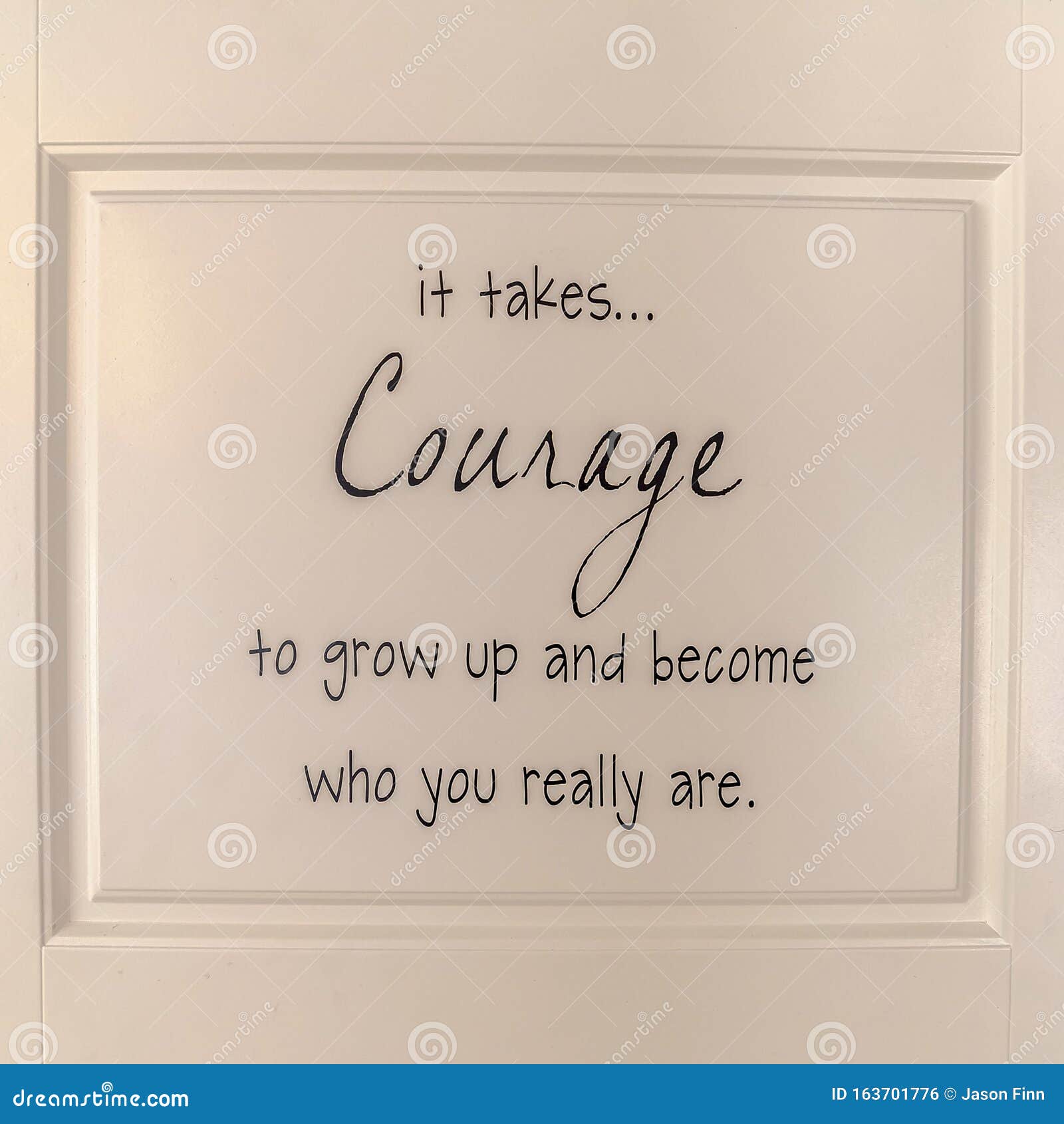 Cadre Carre Citation De Courage Inspirante Sur La Porte Arriere Photo Stock Image Du Inspiration Createur