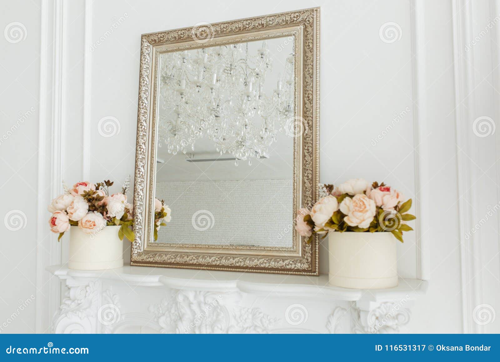 Cadre Carré De Miroir De Vintage Sur Le Mur De Salon Au-dessus De La  Cheminée Avec Le Cadre De Photo, Et Bouquet De Fleurs Image stock - Image  du meubles, chambre: 116531317