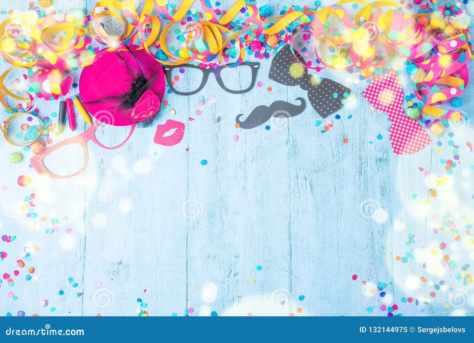 Cadre Colore D Anniversaire Ou De Carnaval Avec Des Articles De Partie Sur Le Fond En Bois Image Stock Image Du Articles Cadre