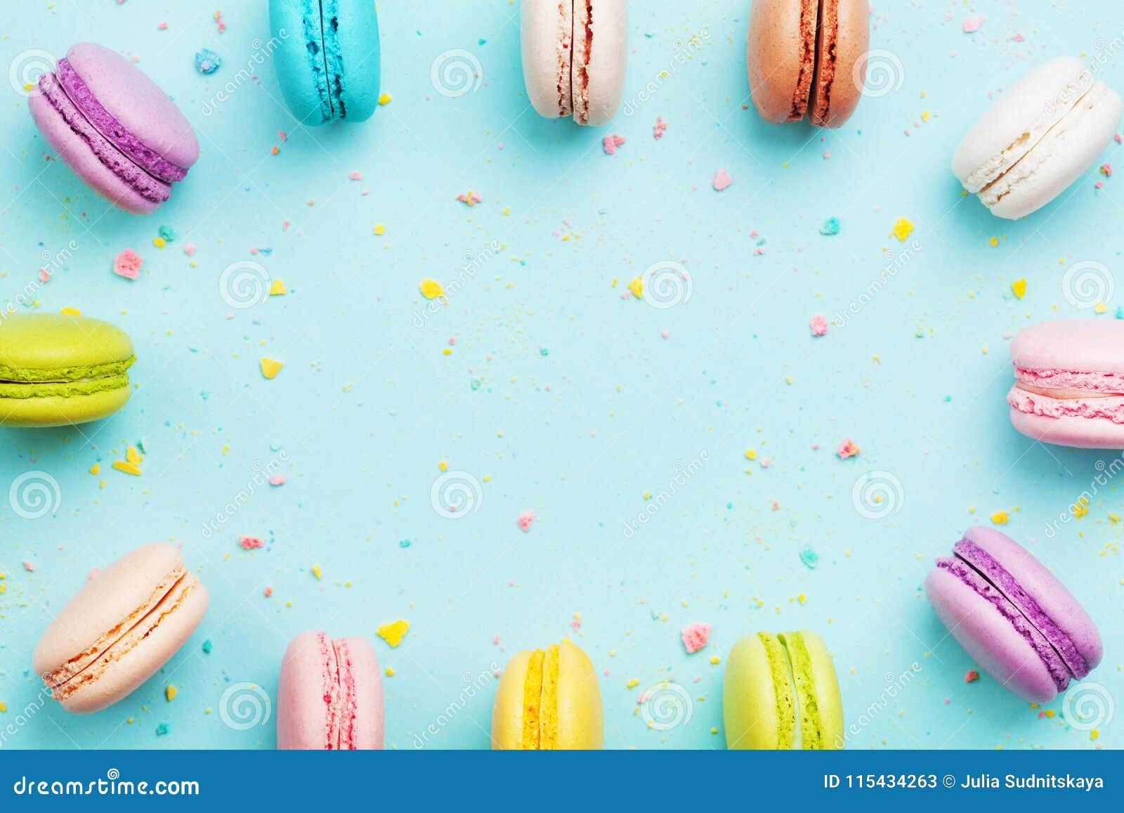 Cadre Coloré De Macaron De Gâteau Ou Macaron Sur Le Fond En Pastel En Bon  état D'en Haut Biscuits Français Sur La Vue Supérieure Image stock - Image  du meringue, gâteau: 115434263