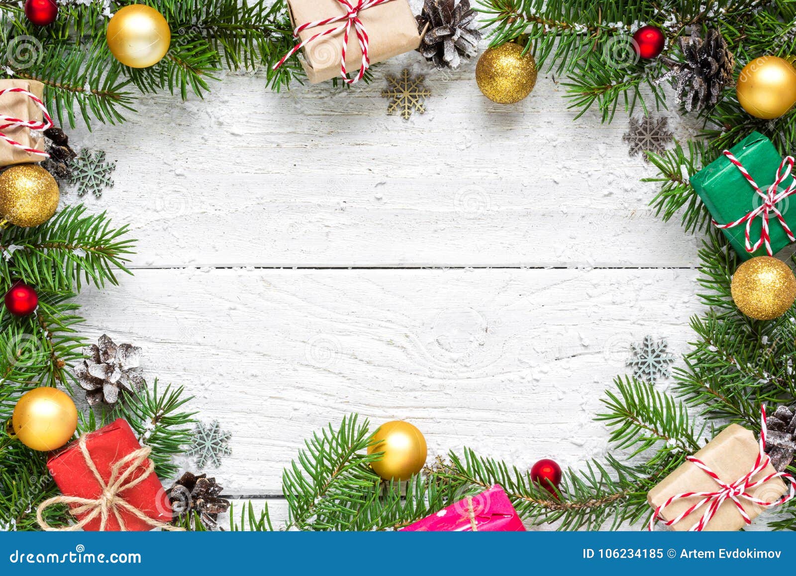 Cadre De Noël Fait De Branches De Sapin, Décorations Rouges Et D