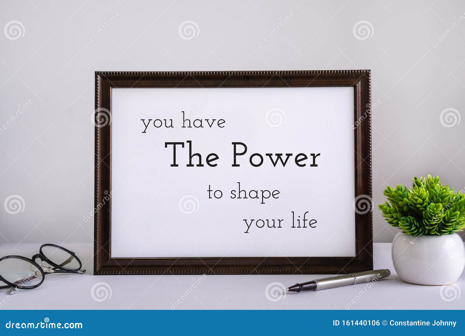 Cadre En Bois Avec Un Devis De Sagesse Inspirant Et Motivant Photo Stock Image Du Motivation Inspiration