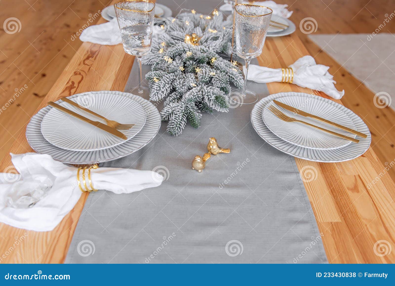 Cadre Festif De Table En Bois Du Nouvel an. Nappe De Noël Plaque Blanche  Cutler or. Espace De Copie Photo stock - Image du décoration, banquet:  233430838