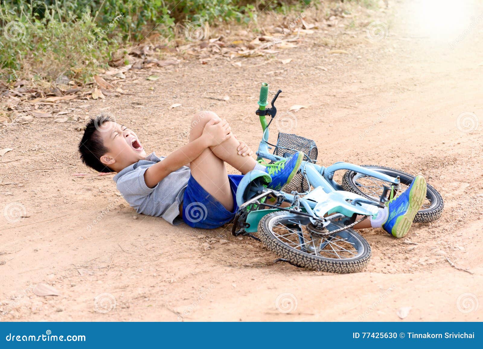 Упал заплакал. Мальчик падает с велосипеда. Мальчик упал с велочэсипеоа. Мальчик упавший с велосипеда.