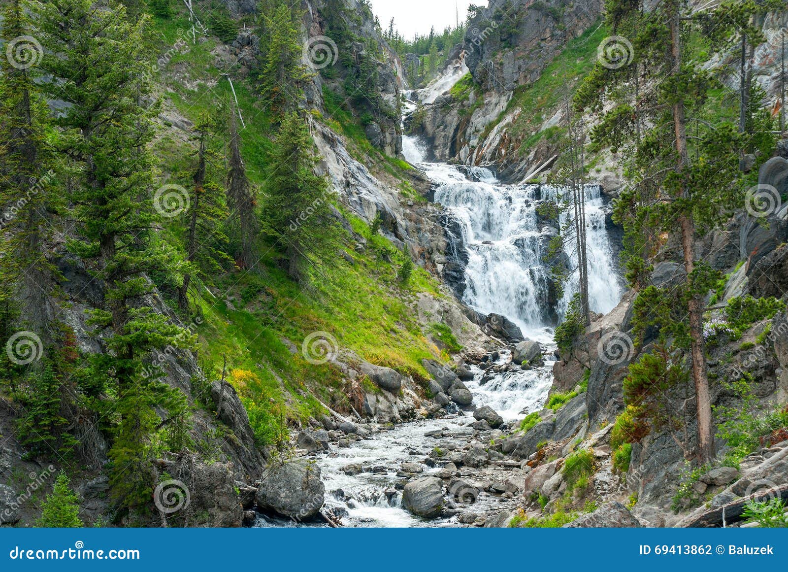 Cadute mistiche, lungo il piccolo fiume di Firehole, parco nazionale di Yellowstone. Cadute mistiche sul piccolo fiume di Firehole meravigliosamente riccio fra le rive rocciose, parco nazionale di Yellowstone