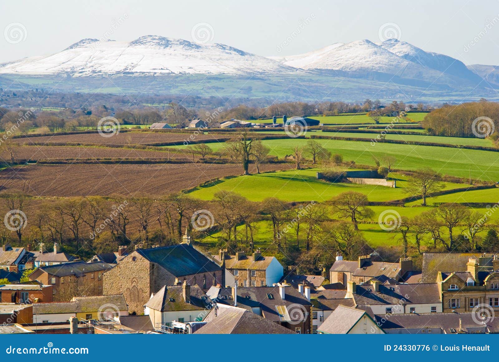 Caernarfon, Pays de Galles. La ville de Caernarfon et de neige a couvert des montagnes de Snowdonian, Pays de Galles, R-U