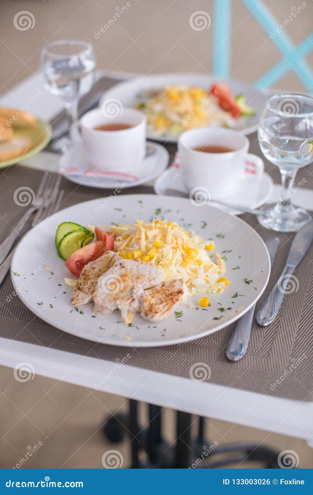 Caesar Salad Con Los Camarones, Pollo, Cuscurrones, Tomates, Pepinos