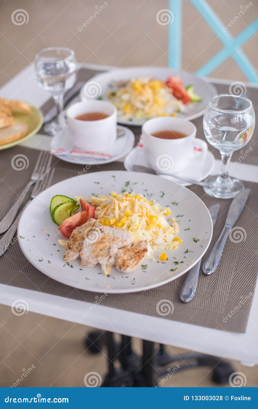 Caesar Salad Con Los Camarones, Pollo, Cuscurrones, Tomates, Pepinos
