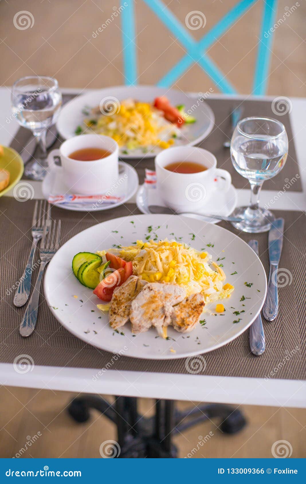 Caesar Salad Con Los Camarones, Pollo, Cuscurrones, Tomates, Pepinos