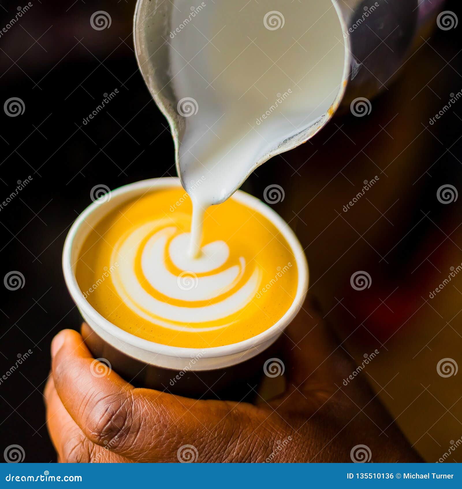 La espuma de leche se vierte en el café.