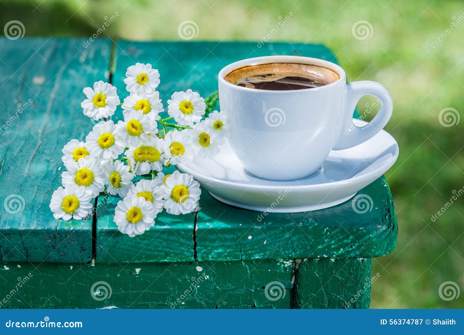 Café Caliente Para El Desayuno Con Las Flores Imagen de archivo - Imagen de postre, afuera: 56374787 Café Caliente Para El Desayuno Con Las Flores Imagen de archivo - Imagen de postre, afuera: 56374787