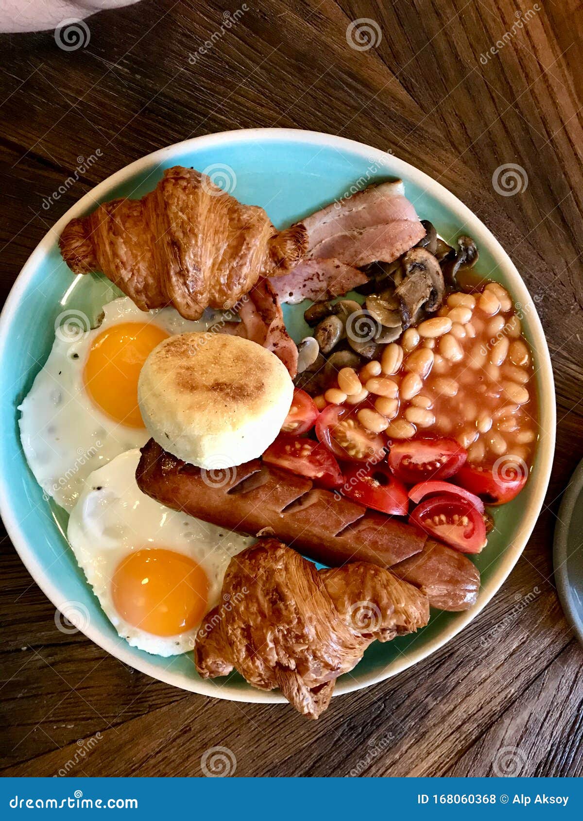 Café da manhã inglês com ovos fritos, bacon, queijo, tomate no