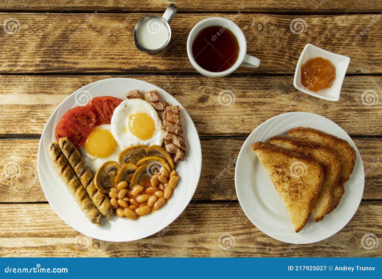 Café Da Manhã Tradicional Em Inglês Ovos Mexidos Feijão Tomate Cogumelos  Enchido E Doce De Damasco Com Clássico Inglês Imagem de Stock - Imagem de  alperce, alto: 217925027