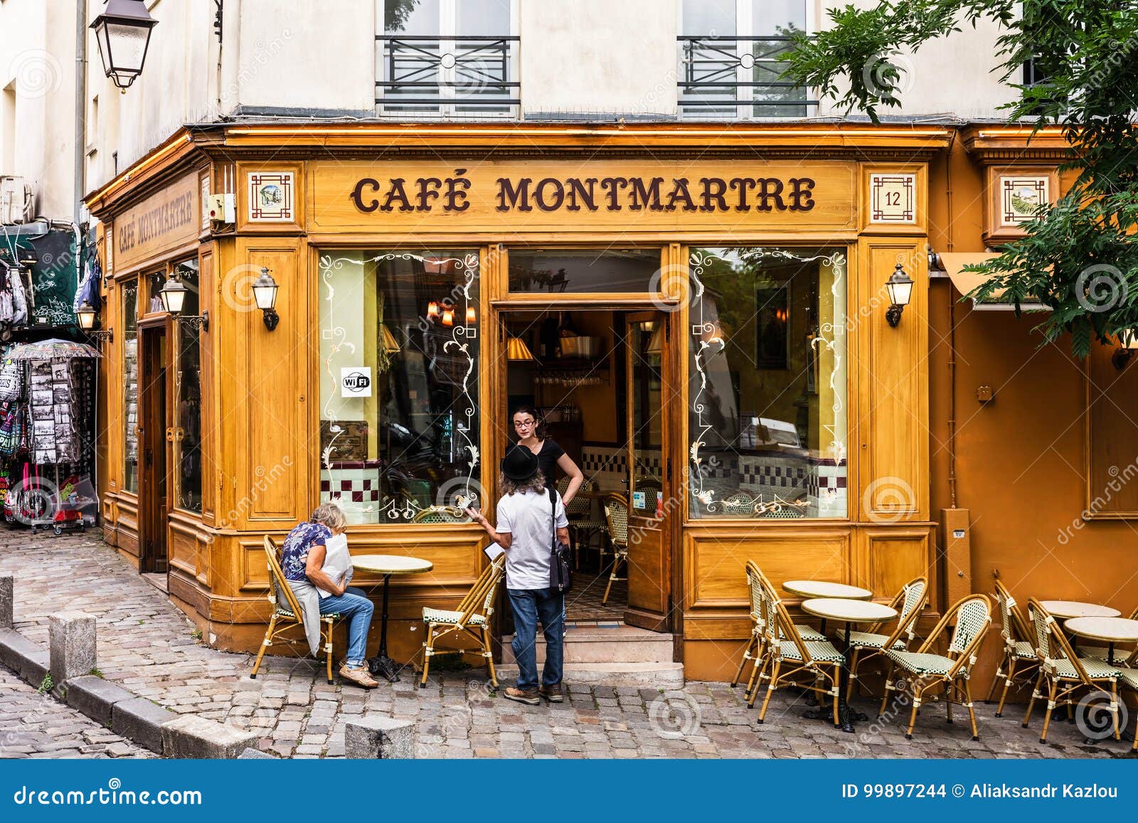 Café Encantador Montmartre En La Colina De Montmartre París, Francia ...