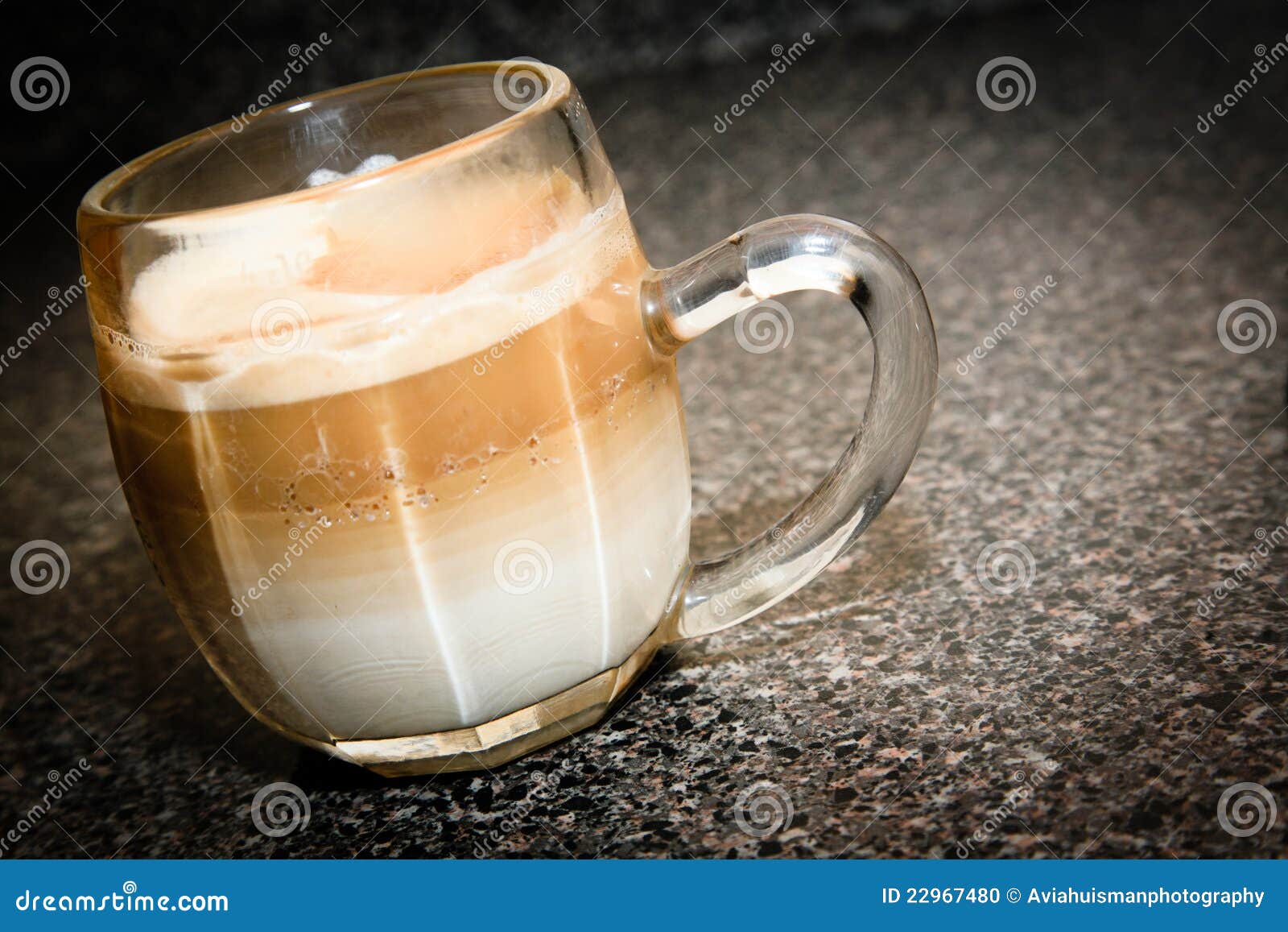 Café Latte Dans La Tasse En Verre Photo stock - Image du haricots, café:  22967480