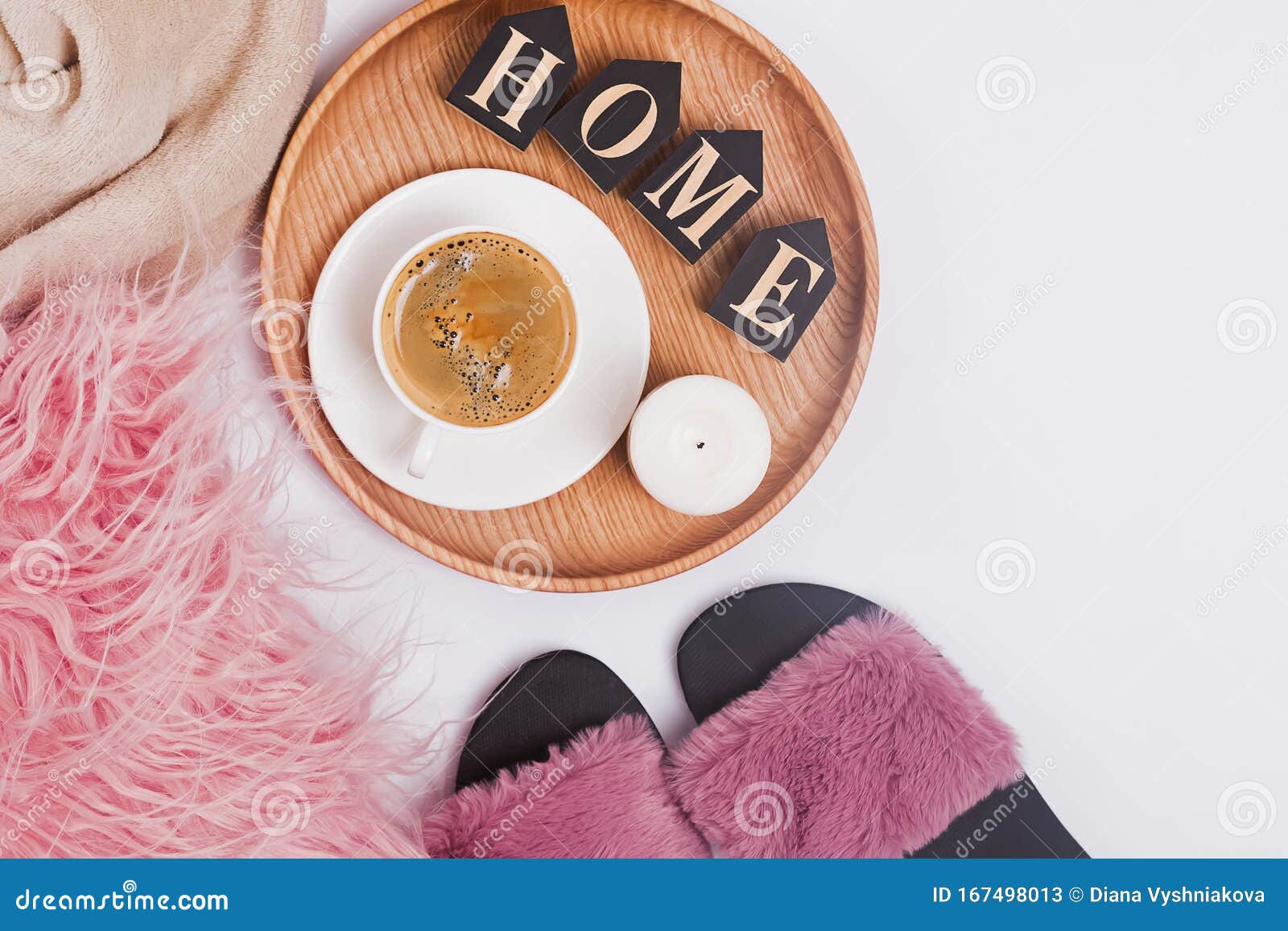 https://thumbs.dreamstime.com/z/caf%C3%A9-zapatillas-almohadas-mullidas-y-letras-de-madera-colocar-la-bandeja-confortable-concepto-hogar-vista-superior-167498013.jpg