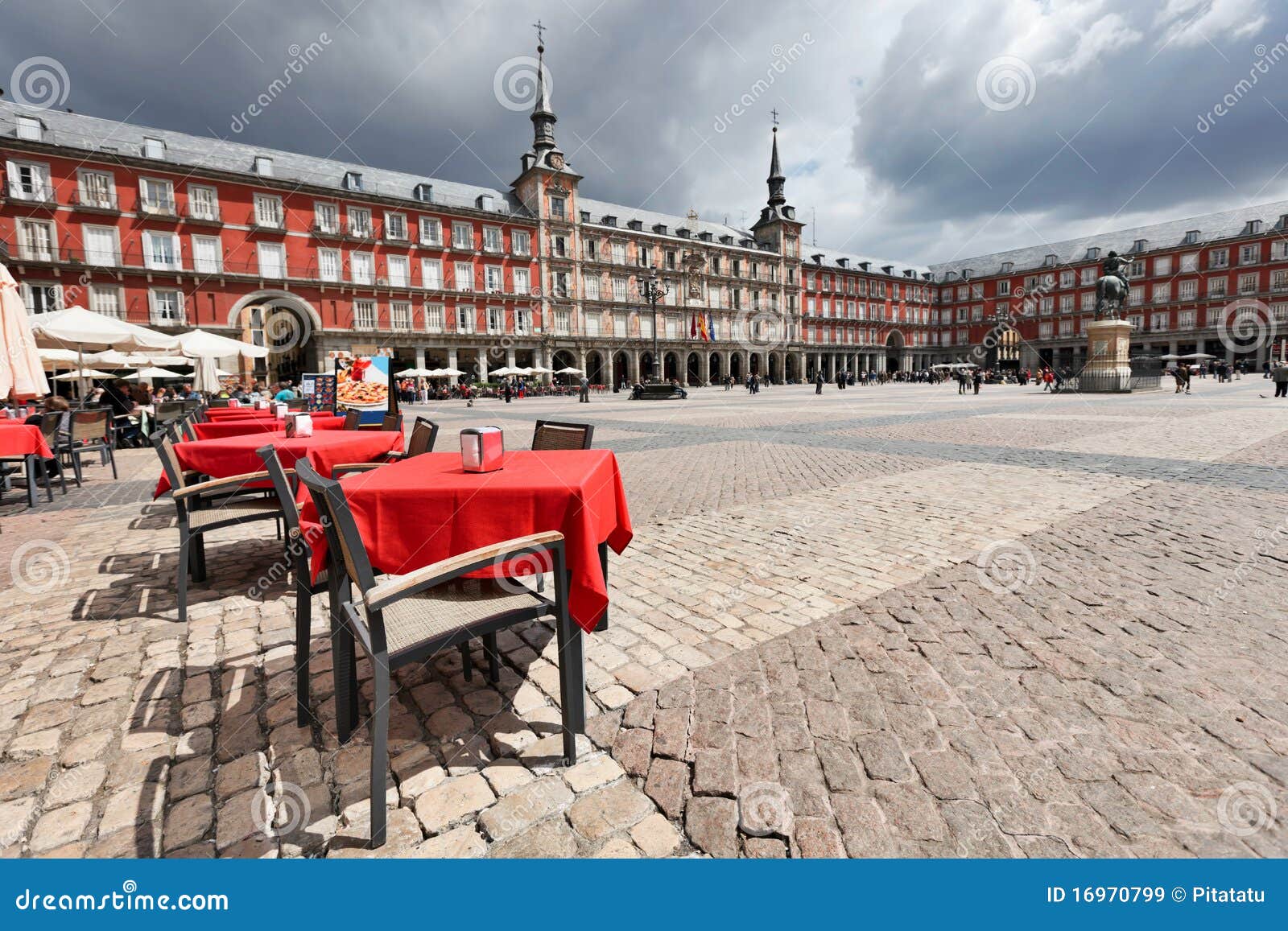 cafe tables with in plaza mayor