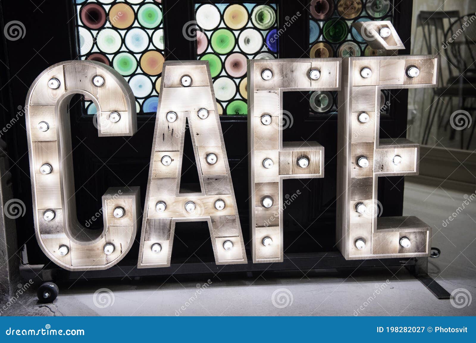 Cafe - Vintage - Teken Met Houten Letters Met Een Lampstructuur. Stock Afbeelding - Image of film, licht: 198282027