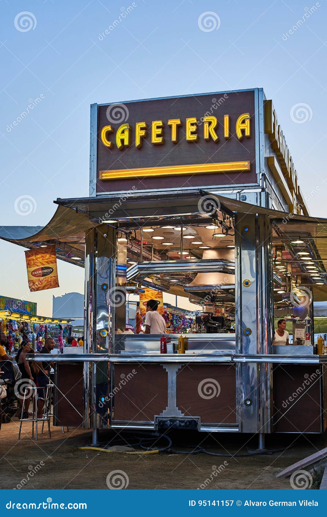 Cafetería Móvil En Una Calle Justa En La Puesta Del Sol Fotografía  editorial - Imagen de local, vertical: 95141157