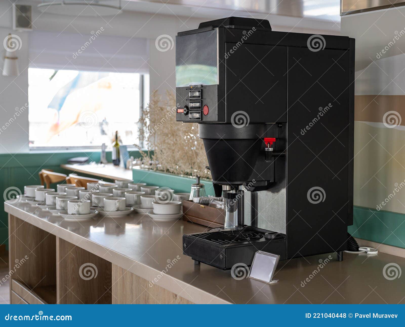 Cafetera De Autoservicio En La Cafetería. Cafetera Grande Para