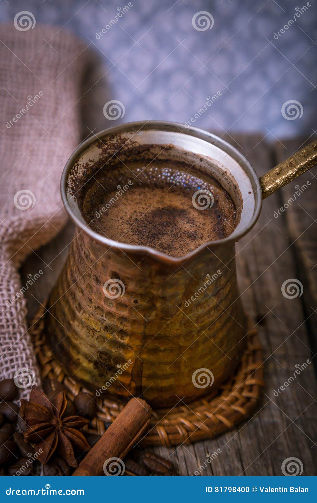 Cafetera Turca Sobre Los Granos De Café Foto de archivo - Imagen de asador,  coser: 81798400