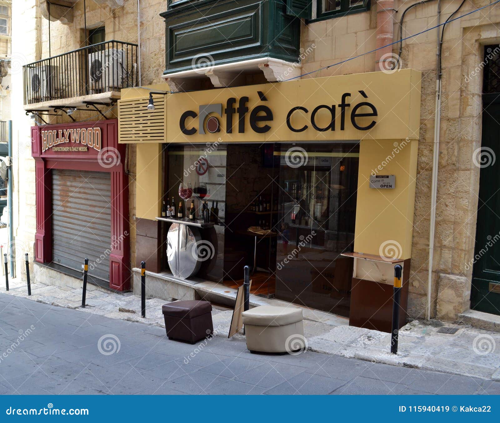 Cafetería Agradable De La Fachada Imagen de archivo editorial Imagen