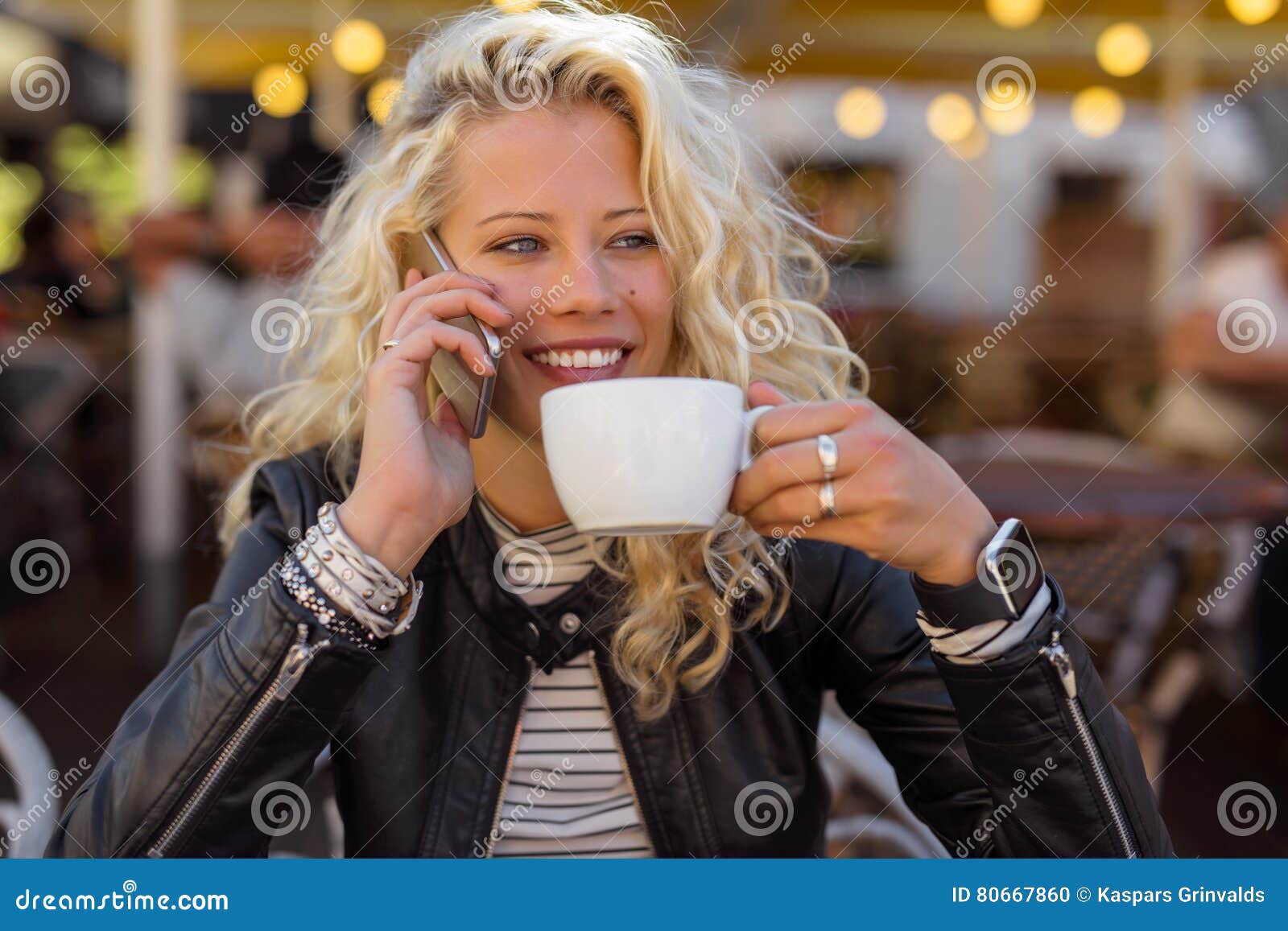 Blonde drink. Взрослая женщина пьет кофе. Красивая женщина 40 пьет кофе. Блондинка пьет кофе без лица. Девушка пьет кофе и мобильный телефон.