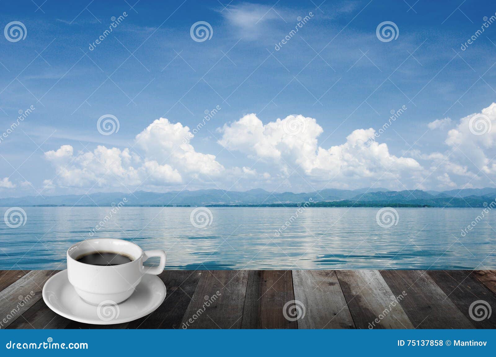 Caffe Montagna Lago E Cielo Blu Fotografia Stock Immagine Di Fiume Sunny