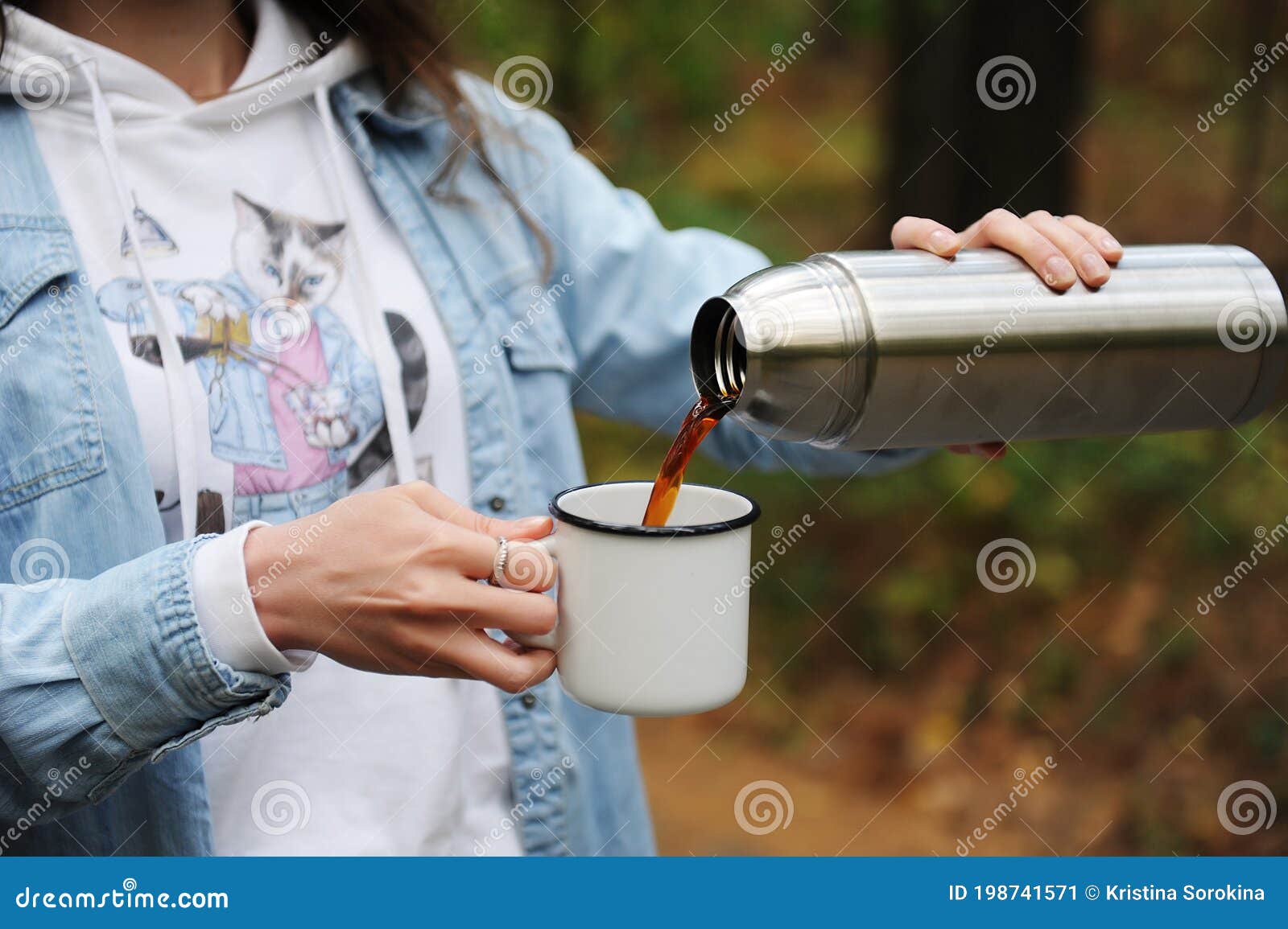 Caffè in Viaggio. Ragazza Che Versa Caffè Nero Caldo Dai Termos in Una  Tazza Di Metallo Bianco All'aperto. Chiudere Immagine Stock - Immagine di  picnic, gatto: 198741571