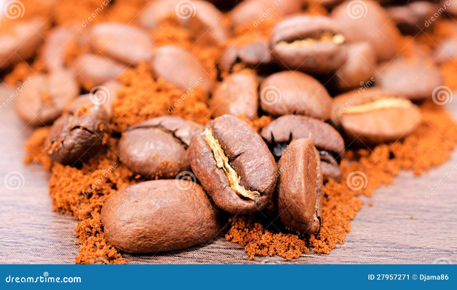 Cafè moulu. Orientation sélectrice sur les grains de café plan