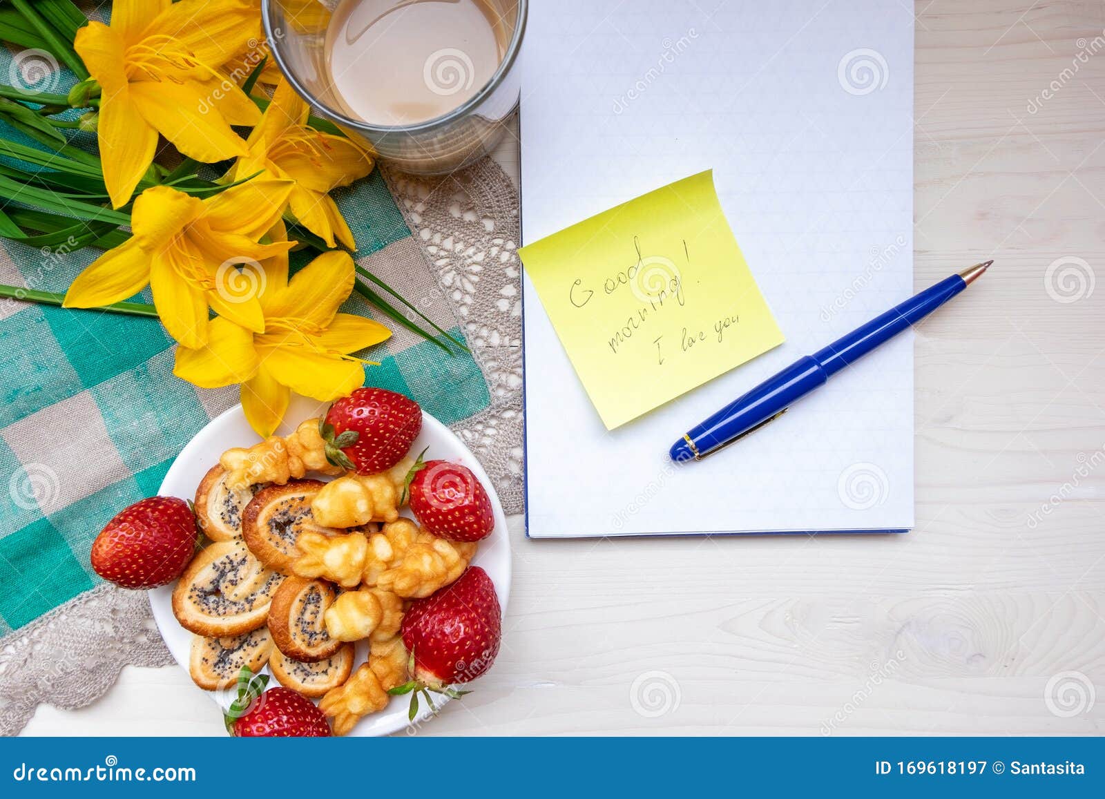 Caf Con Dulces Pretzels Con Semillas De Amapola Fresas Frescas caf-con-dulces-pretzels-con-semillas-de-amapola-fresas-frescas