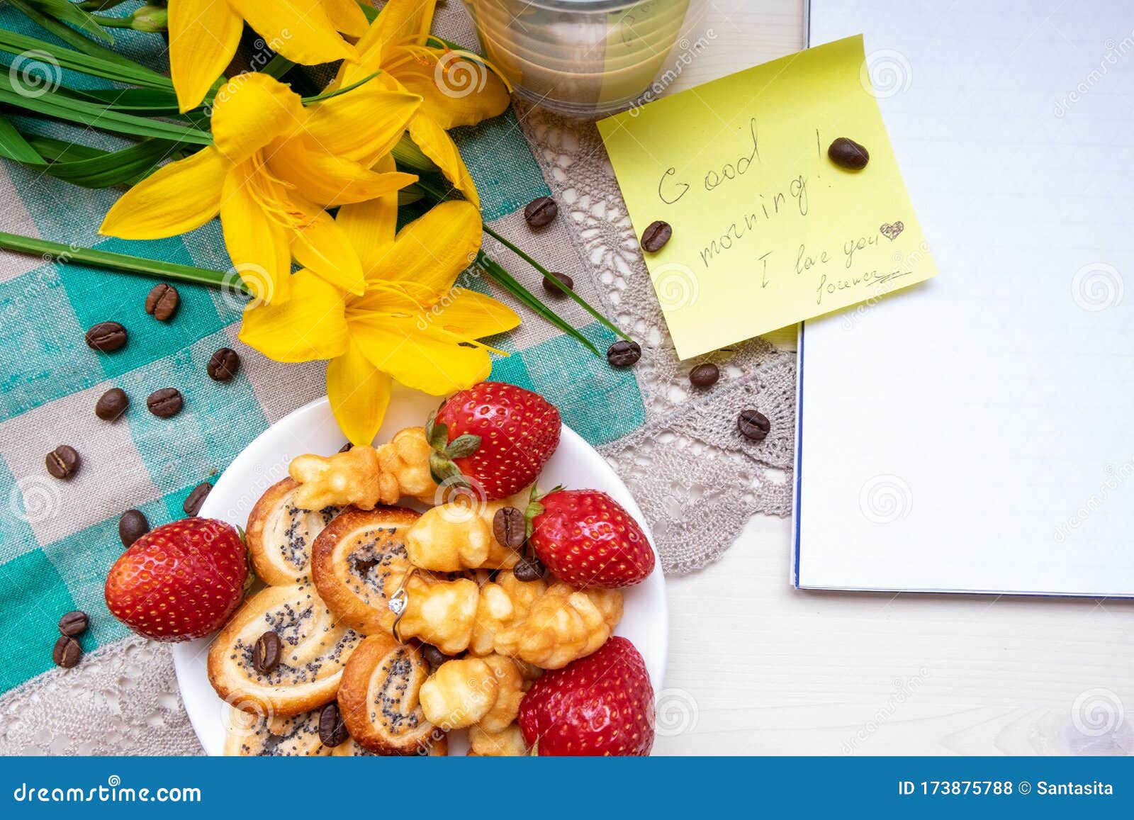 Caf Con Dulces Pretzels Con Semillas De Amapola Fresas Frescas Rojas Y caf-con-dulces-pretzels-con-semillas-de-amapola-fresas-frescas-rojas-y