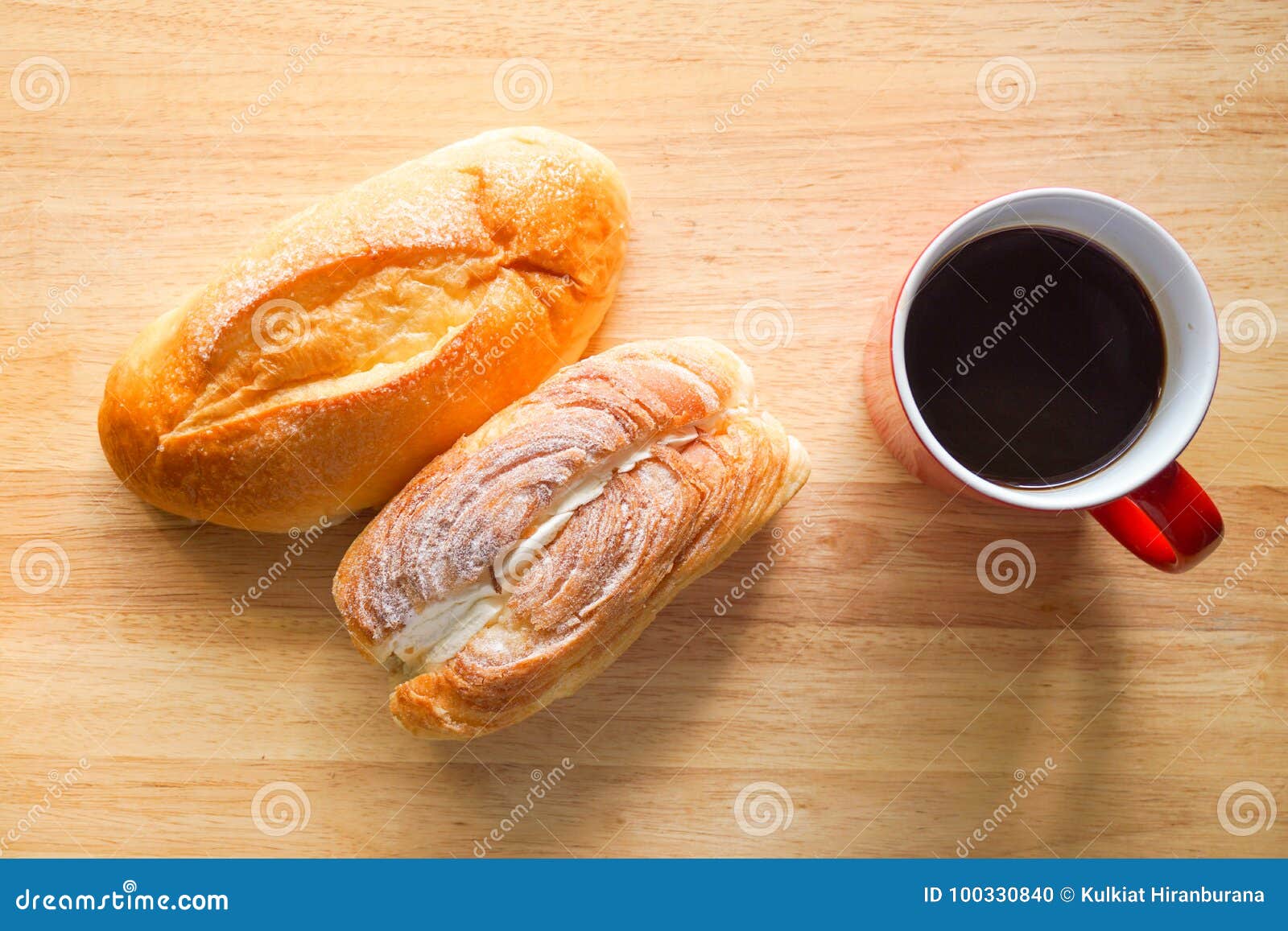 Café da manhã com pães e café