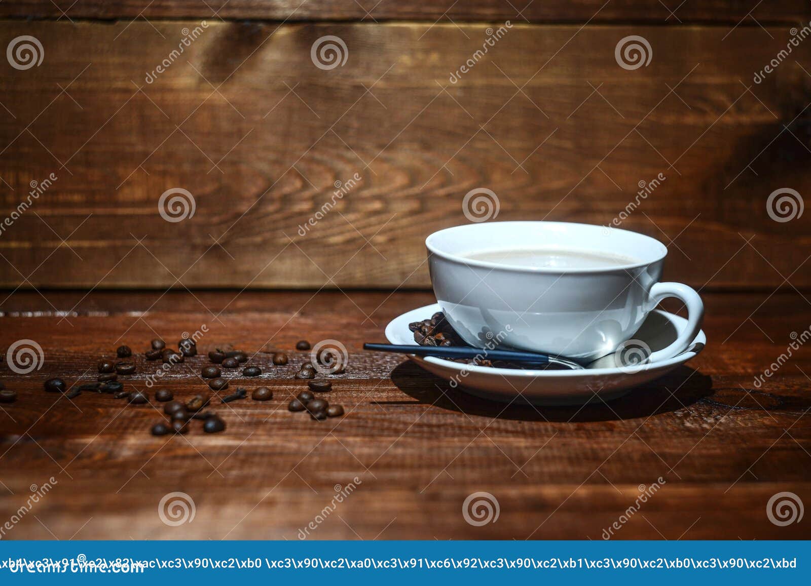 Café en una taza blanca en un fondo de madera oscuro con los granos de café. Taza de café en un fondo de madera con los granos de café dispersados