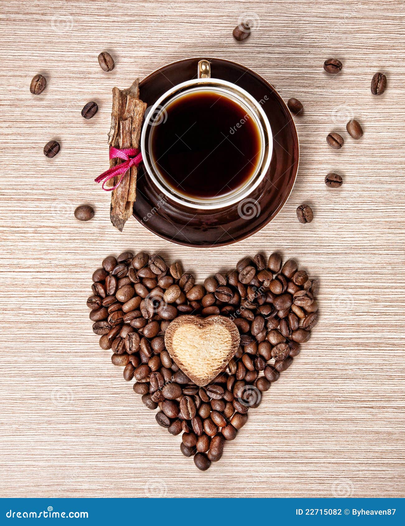 Café y cinamomo del día de tarjetas del día de San Valentín. Taza de café y de granos en la dimensión de una variable del corazón con la galleta en ella y de la corteza de cinamomo envuelta con la cinta roja en el platillo. Fondo marrón Textured. Represente el día de tarjetas del día de San Valentín